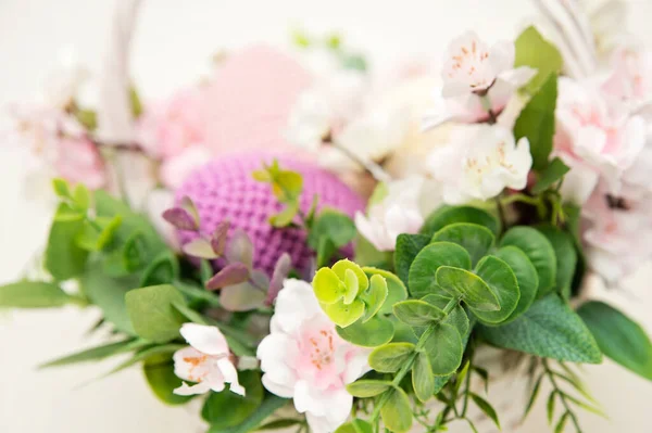 Frühlingsfest Der Tagundnachtgleiche Osterthematische Komposition Mit Blumen Und Gehäkelten Eiern — Stockfoto