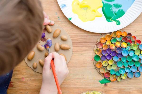 Doğal malların resmi. Çocuğun çizimi, dokunmatik yüzeylere yapışık bir fırçayla. Evde oyna. Çocuklar için DIY görevleri. Küçükler için etkinlikler. Duyusal eğitim.