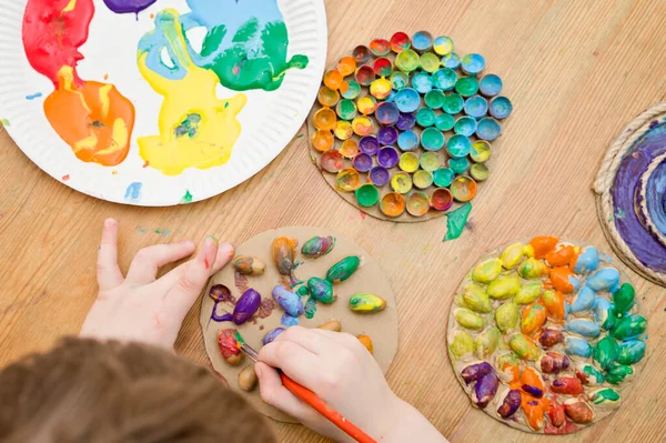 Doğal malların resmi. Çocuğun çizimi, dokunmatik yüzeylere yapışık bir fırçayla. Evde oyna. Çocuklar için DIY görevleri. Küçükler için etkinlikler. Duyusal eğitim.