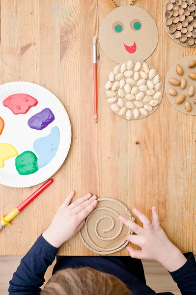 Doğal malların resmi. Çocuğun çizimi, dokunmatik yüzeylere yapışık bir fırçayla. Evde oyna. Çocuklar için DIY görevleri. Küçükler için etkinlikler. Duyusal eğitim.