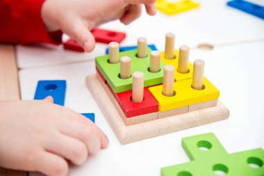 Şekillere uyuyor. Üç boyutlu ahşap inşaatçı. Saymayı öğrenmek için uygulama. Toplama ve çıkarma egzersizleri. Anaokulu ve anaokulu çocukları için Montessori metodu.