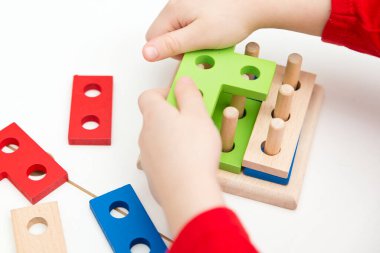 Şekillere uyuyor. Üç boyutlu ahşap inşaatçı. Saymayı öğrenmek için uygulama. Toplama ve çıkarma egzersizleri. Anaokulu ve anaokulu çocukları için Montessori metodu.