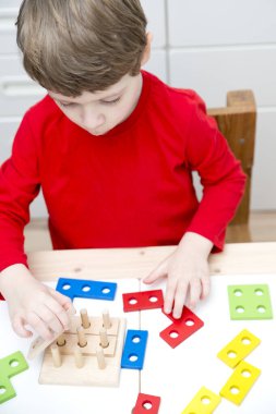 Şekillere uyuyor. Üç boyutlu ahşap inşaatçı. Saymayı öğrenmek için uygulama. Toplama ve çıkarma egzersizleri. Anaokulu ve anaokulu çocukları için Montessori metodu.