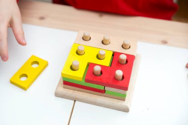 Şekillere uyuyor. Üç boyutlu ahşap inşaatçı. Saymayı öğrenmek için uygulama. Toplama ve çıkarma egzersizleri. Anaokulu ve anaokulu çocukları için Montessori metodu.