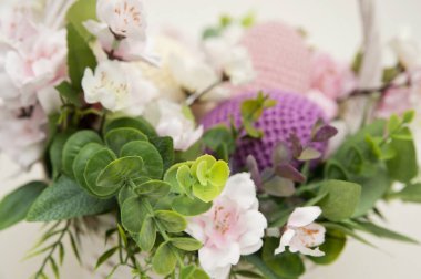 Bahar ekinoksu kutlaması. Paskalya temalı çiçekler ve örülmüş yumurtalar. El yapımı aksanlı buketler.