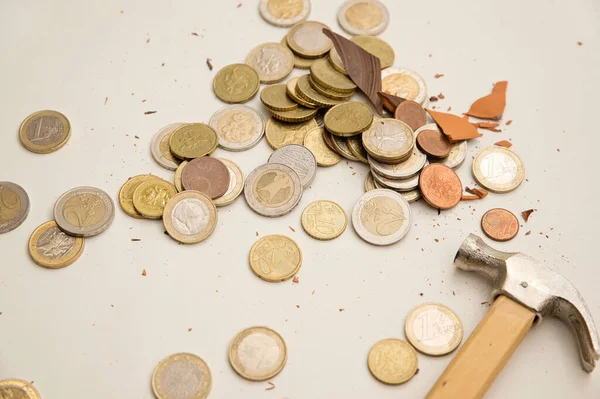 Banco Piggy Quebrado Com Dinheiro Fundo Branco Poupança Casa Finanças — Fotografia de Stock