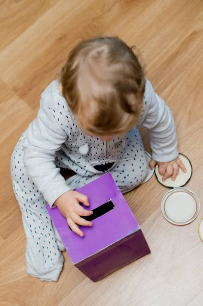 Para kutusu. Genç ekonomist para biriktirme kutusuna oyuncak paralar yerleştiriyor. Yatırım, ekonomi, enflasyon, bankacılık. Emeklilik ve emeklilik planlama. Para üretimi, iş dili.