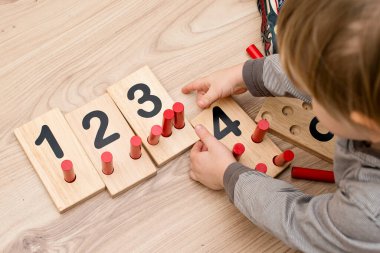 Montessori metodolojisinin ahşap figürleri. Matematik çocukları çocuklar için bulmaca sayıyor. Geliştirilmesi gereken bilgisayar oyunları eğitimi. Zeki bir çocuk matematik oyuncağı. Sayı oyunu tahtası.