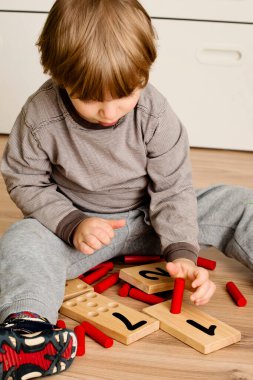 Montessori metodolojisinin ahşap figürleri. Matematik çocukları çocuklar için bulmaca sayıyor. Geliştirilmesi gereken bilgisayar oyunları eğitimi. Zeki bir çocuk matematik oyuncağı. Sayı oyunu tahtası.