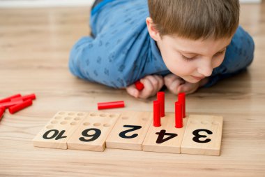 Montessori metodolojisinin ahşap figürleri. Matematik çocukları çocuklar için bulmaca sayıyor. Geliştirilmesi gereken bilgisayar oyunları eğitimi. Zeki bir çocuk matematik oyuncağı. Sayı oyunu tahtası.
