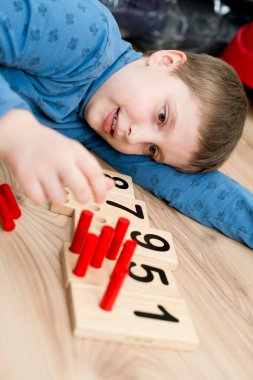 Montessori metodolojisinin ahşap figürleri. Matematik çocukları çocuklar için bulmaca sayıyor. Geliştirilmesi gereken bilgisayar oyunları eğitimi. Zeki bir çocuk matematik oyuncağı. Sayı oyunu tahtası.