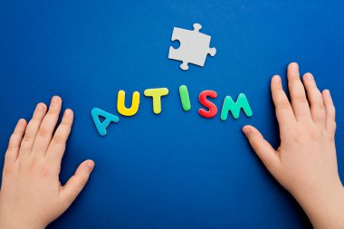 Otistik çocuk elleri yapboz, kelime otizmi, akıl sağlığı konsepti. Otizm spektrumu, düzensizlik. Dünya Otizm Farkındalık Günü.