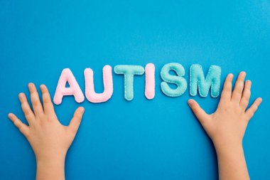 Otistik çocuk elleri yapboz, kelime otizmi, akıl sağlığı konsepti. Otizm spektrumu, düzensizlik. Dünya Otizm Farkındalık Günü.