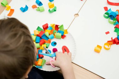 Kağıt tabak palyaçosu. Evde oyunlar, anaokulu çocukları için aktiviteler. Beş dakikalık el işi. Çocuklar palyaço için saç kesmek eğlenceli ve eğlencelidir. Kırmızı Burun Günü teması.