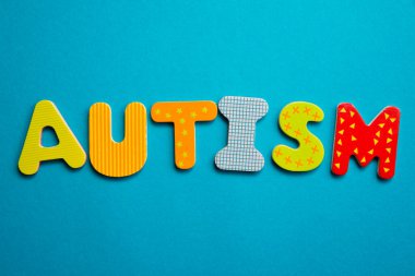 Mavi arkaplanda izole kelime otizmi.