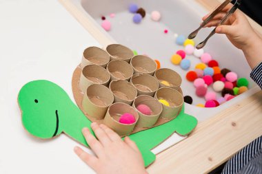 Mutlu kaplumbağa. Yeni yürümeye başlayanlar için oyun sıralaması. Hücreleri ponponlarla doldur. Erken eğitim, renkleri öğrenmek ve devam etmek. Anaokulu ve özel ihtiyaçlar okulu için Montessori tematik uygulaması