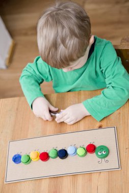 Plastik şişe kapağı solucanı. Doğru renk ponponları kırkayak tırtılına koyun. 5 dakikalık aralıklarla. Çocuk yuvası aktivitesi. Erken eğitim, iyi motor becerileri. # Evde kal.