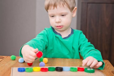 Plastik şişe kapağı solucanı. Doğru renk ponponları kırkayak tırtılına koyun. 5 dakikalık aralıklarla. Çocuk yuvası aktivitesi. Erken eğitim, iyi motor becerileri. # Evde kal.