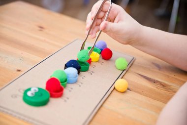 Plastik şişe kapağı solucanı. Doğru renk ponponları kırkayak tırtılına koyun. 5 dakikalık aralıklarla. Çocuk yuvası aktivitesi. Erken eğitim, iyi motor becerileri. # Evde kal.