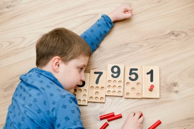 Montessori metodolojisinin ahşap figürleri. Matematik çocukları çocuklar için bulmaca sayıyor. Geliştirilmesi gereken bilgisayar oyunları eğitimi. Zeki bir çocuk matematik oyuncağı. Sayı oyunu tahtası.