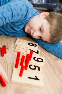 Montessori metodolojisinin ahşap figürleri. Matematik çocukları çocuklar için bulmaca sayıyor. Geliştirilmesi gereken bilgisayar oyunları eğitimi. Zeki bir çocuk matematik oyuncağı. Sayı oyunu tahtası.