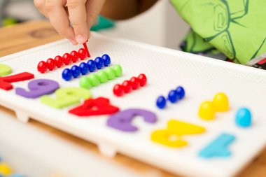 İğne yerleştiren numaracı çocuk sayesinde. Evde oyna. Çocukların iyi motor becerileri geliştirmesi için uygulama, oyun yoluyla mantıklı düşünme. Saymayı öğren ve hayal gücünü, yaratıcılığı canlandır..