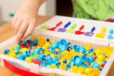 İğne yerleştiren numaracı çocuk sayesinde. Evde oyna. Çocukların iyi motor becerileri geliştirmesi için uygulama, oyun yoluyla mantıklı düşünme. Saymayı öğren ve hayal gücünü, yaratıcılığı canlandır..