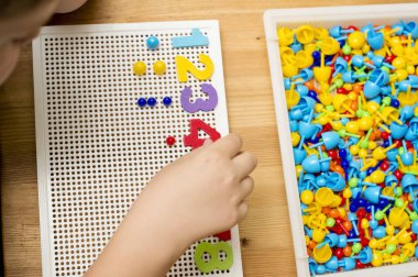 İğne yerleştiren numaracı çocuk sayesinde. Evde oyna. Çocukların iyi motor becerileri geliştirmesi için uygulama, oyun yoluyla mantıklı düşünme. Saymayı öğren ve hayal gücünü, yaratıcılığı canlandır..