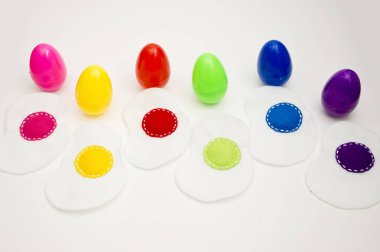 Mutlu Paskalyalar teması. Yumurta sıralayan ve renkleri öğrenen çocuk. Çocuk eğitimi için Montessori formatı görevi. İyi motor becerileri ve hayal gücü eğitimi için okul öncesi oyuncağı..