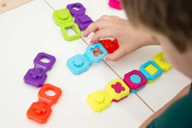 Renkli domino oyunları. Childs kısmen yapboz parçalarını birleştiriyor. Montessori tipi eğitim oyuncağı. Güzel motor becerileri. Çocuk Duyusu Çocuk Geliştirme.