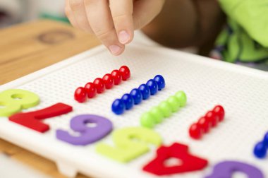 İğne yerleştiren numaracı çocuk sayesinde. sayma oyunu. Matematiksel görev. Evde oynayın. öğrenme yolu.