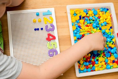 İğne yerleştiren numaracı çocuk sayesinde. sayma oyunu. Matematiksel görev. Evde oynayın. öğrenme yolu.