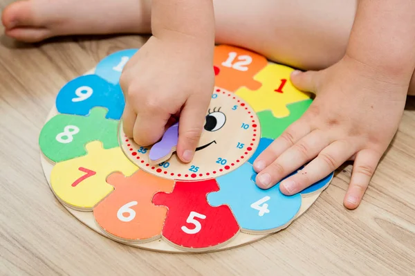 Pojken Lär Sig Tid Med Träklocka Leksak För Lärande Metod — Stockfoto