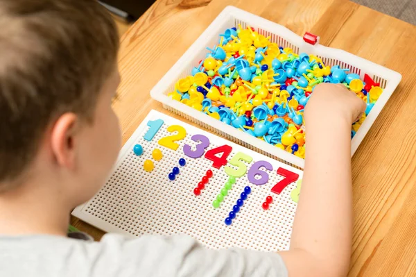 Por Números Fornecidos Rapaz Inserindo Pinos Jogo Contagem Tarefa Matemática — Fotografia de Stock