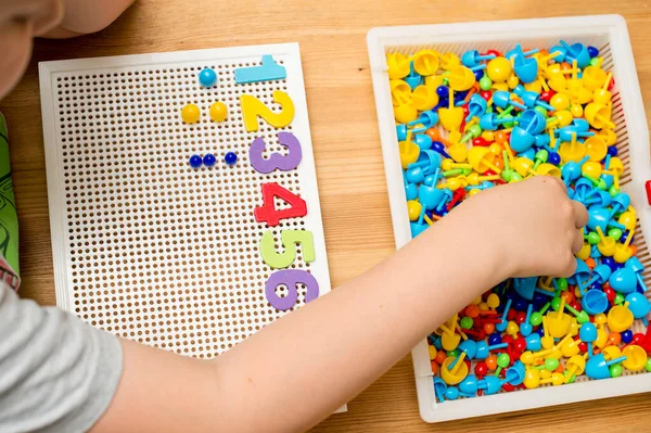 İğne yerleştiren numaracı çocuk sayesinde. sayma oyunu. Matematiksel görev. Evde oynayın. öğrenme yolu.