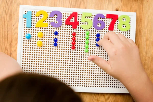 Genom Att Tillhandahålla Siffror Pojke Sätter Stift Räkna Spel Matematisk — Stockfoto