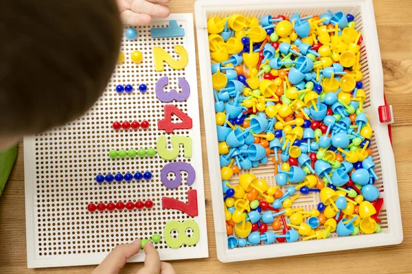 Genom Att Tillhandahålla Siffror Pojke Sätter Stift Räkna Spel Matematisk — Stockfoto