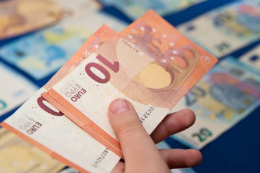 Kira için para sayıyorum. Para biriktirme kavramı. Finans, iş, yatırım. Birikimlerimi evde tutuyorum. Beklenmedik harcamalar için nakit harcamak, planlanmamış kayıplar, gayrimenkul, borçlar, vergiler.