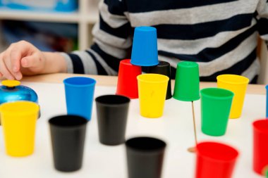 Renkli şapka oyunu. Sıralama, sayma, inşa etme. Çocuk aktiviteleri. Çocuklar için mantıklı görevler. Konsantrasyon ve dikkat, sabır, Montessori metodu. Hedef arayışı, strateji, yeni meydan okuma.