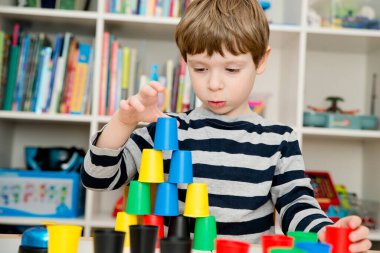 Renkli şapka oyunu. Sıralama, sayma, inşa etme. Çocuk aktiviteleri. Çocuklar için mantıklı görevler. Konsantrasyon ve dikkat, sabır, Montessori metodu. Hedef arayışı, strateji, yeni meydan okuma.