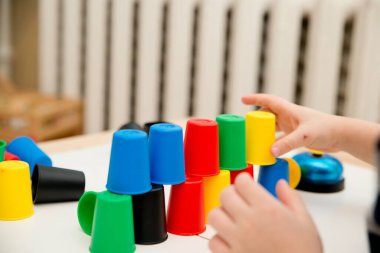 Renkli şapka oyunu. Sıralama, sayma, inşa etme. Çocuk aktiviteleri. Çocuklar için mantıklı görevler. Konsantrasyon ve dikkat, sabır, Montessori metodu. Hedef arayışı, strateji, yeni meydan okuma.