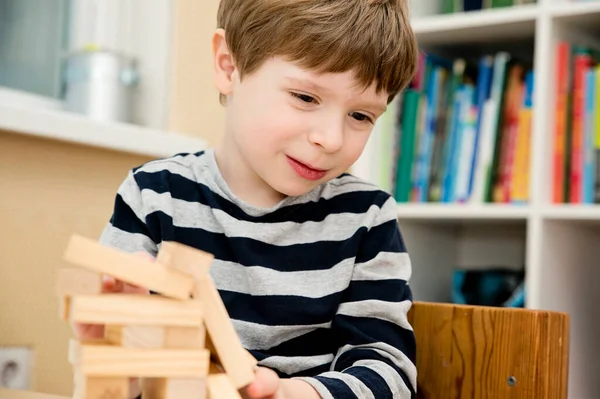 Criança Constrói Uma Torre Jogo Tabuleiro Feito Blocos Madeira Desenvolva — Fotografia de Stock