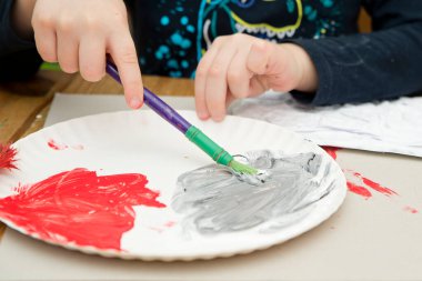 El yapımı oyuncaklar. Evde bir peri masalı oynuyoruz. Çocukluk fantezisi. Anaokulunda sanat ve yaratıcılık atölyesi. Boyama, boyama ve yapıştırma.