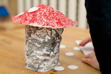 El yapımı oyuncaklar. Evde bir peri masalı oynuyoruz. Çocukluk fantezisi. Anaokulunda sanat ve yaratıcılık atölyesi. Boyama, boyama ve yapıştırma.