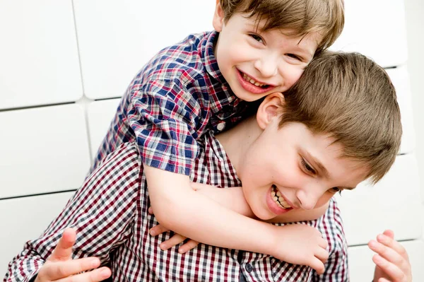 Dois Rapazes Irmãos Felizes Que Estão Sorrir Juntos Relações Fraternas — Fotografia de Stock