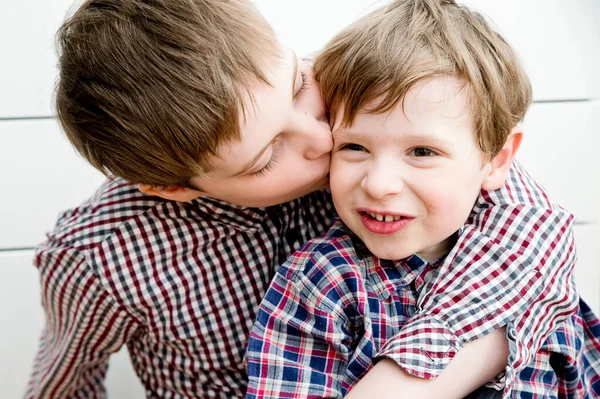 Dwóch Chłopców Szczęśliwych Braci Którzy Się Razem Uśmiechają Stosunki Braterskie — Zdjęcie stockowe