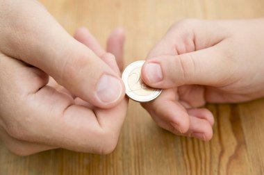 Para biriktirmek için bir çocuğa para vermek. Çocukların finansal eğitimi, finansal okur-yazarlık. Yapılan görevler için ödeme.