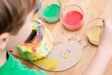 Evdeki etkinlikler. Çocuk tuvalet kağıdı rulo ve kartondan salyangoz yapıyor. Sıfır kayıp. Gouache ile resim yapmak. Zeki anneler için fikirler. Okul öncesi sanat ve yaratıcılık görevleri. DIY oyuncakları.