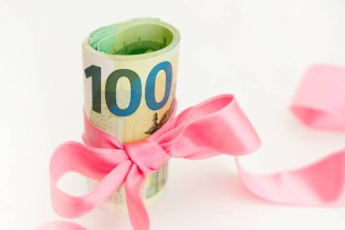 Konsept, para hediye olarak, kazanmak ya da ikramiye olarak. Kırmızı kurdeleli 100 dolarlık banknotları alır ya da verir..