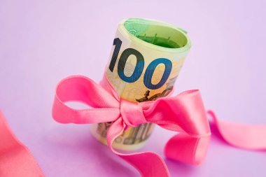 Konsept, para hediye olarak, kazanmak ya da ikramiye olarak. Kırmızı kurdeleli 100 dolarlık banknotları alır ya da verir..